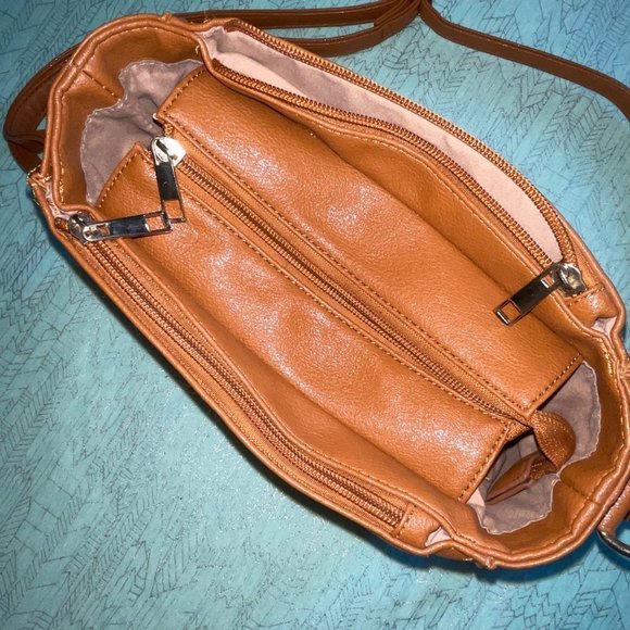 Tan cross-body purse with stylish tassels and many organizing compartments NEW - Picture 5 of 15